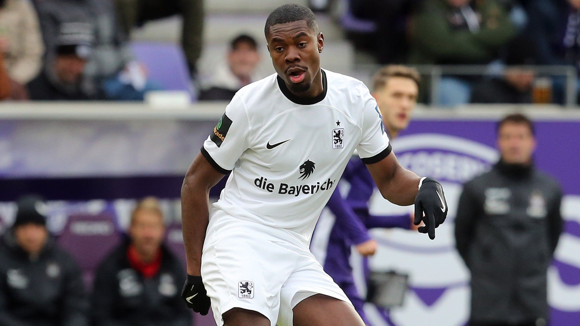 Leroy Kwadwo of München runs with the ball