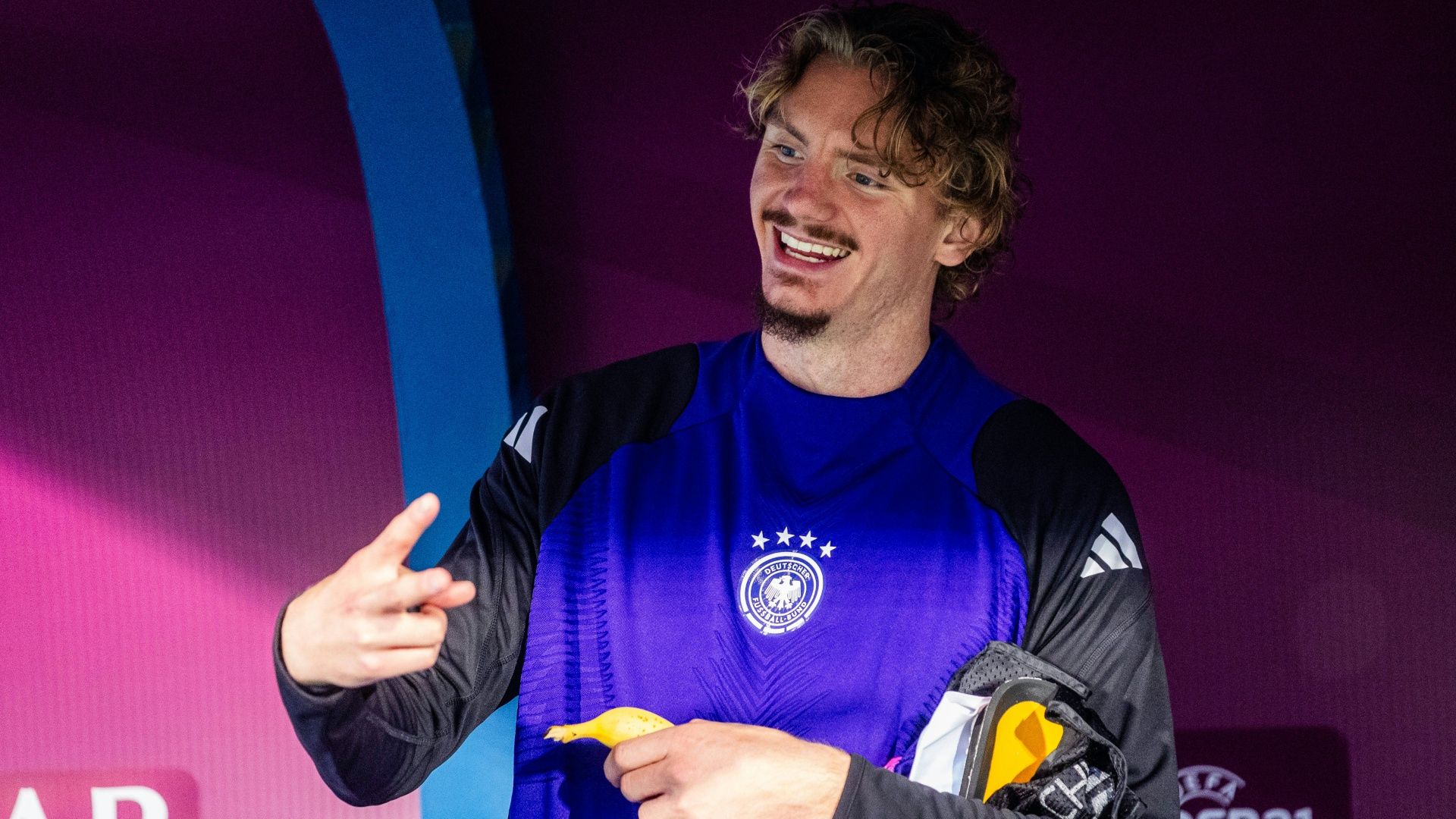 Auch auf der Bank gut gelaunt: Nick Woltemade (© Imago/Branislav Racko/SID/IMAGO)