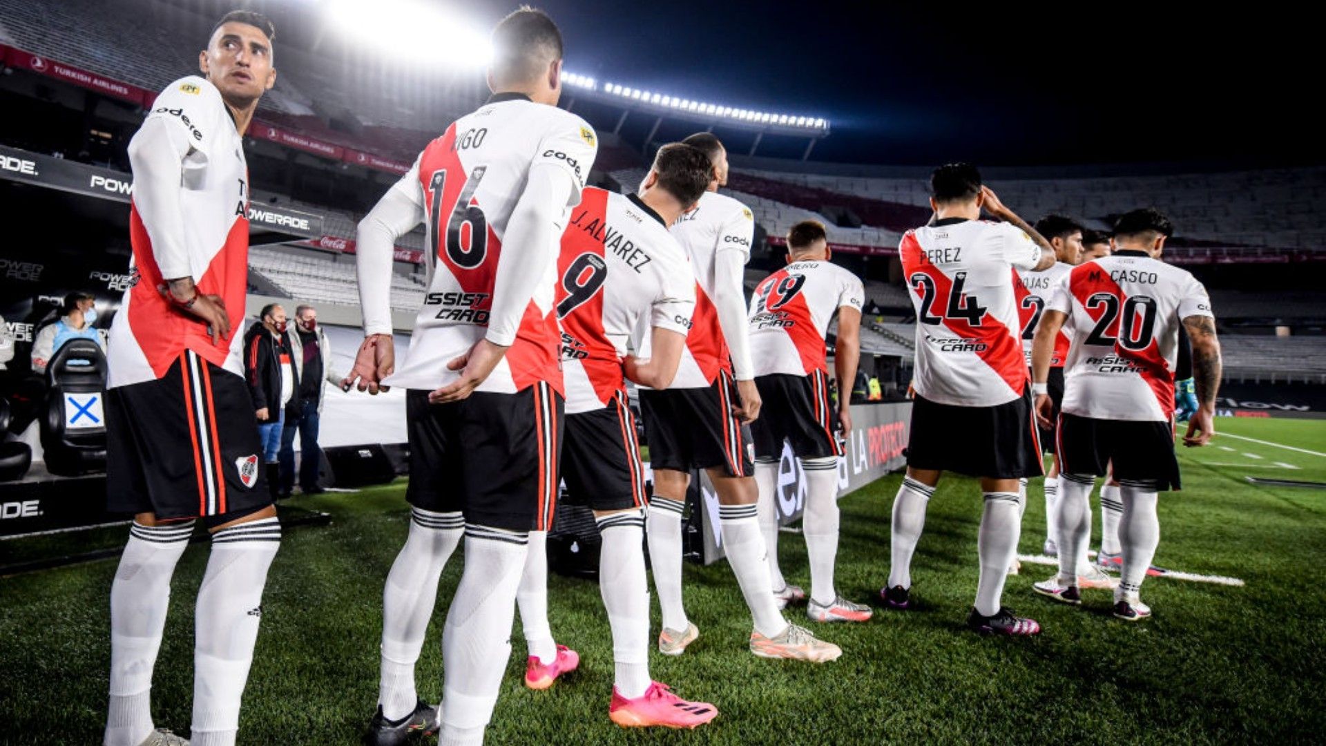 Matías Suárez y todos los jugadores de River antes de un partido en 2021
