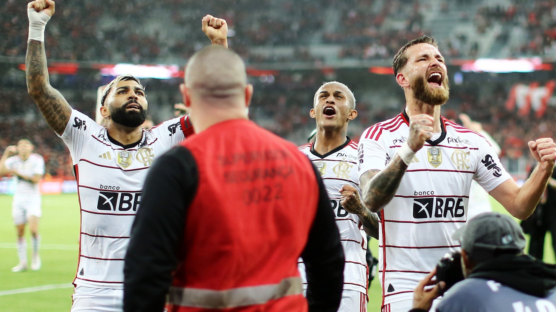 Gabigol e Léo Pereira comemoram classificação do Flamengo às semifinais da Copa do Brasil 2023
