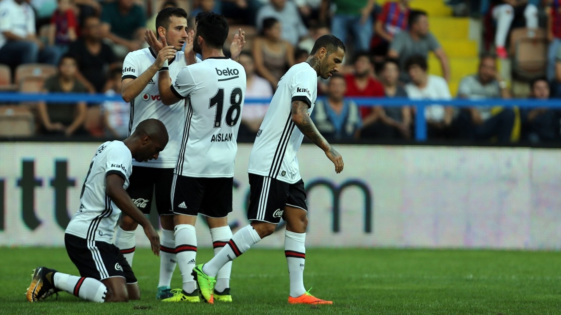 Ryan Babel Tolgay Arslan Oguzhan Ozyakup Quaresma Besiktas goal celebration 992017