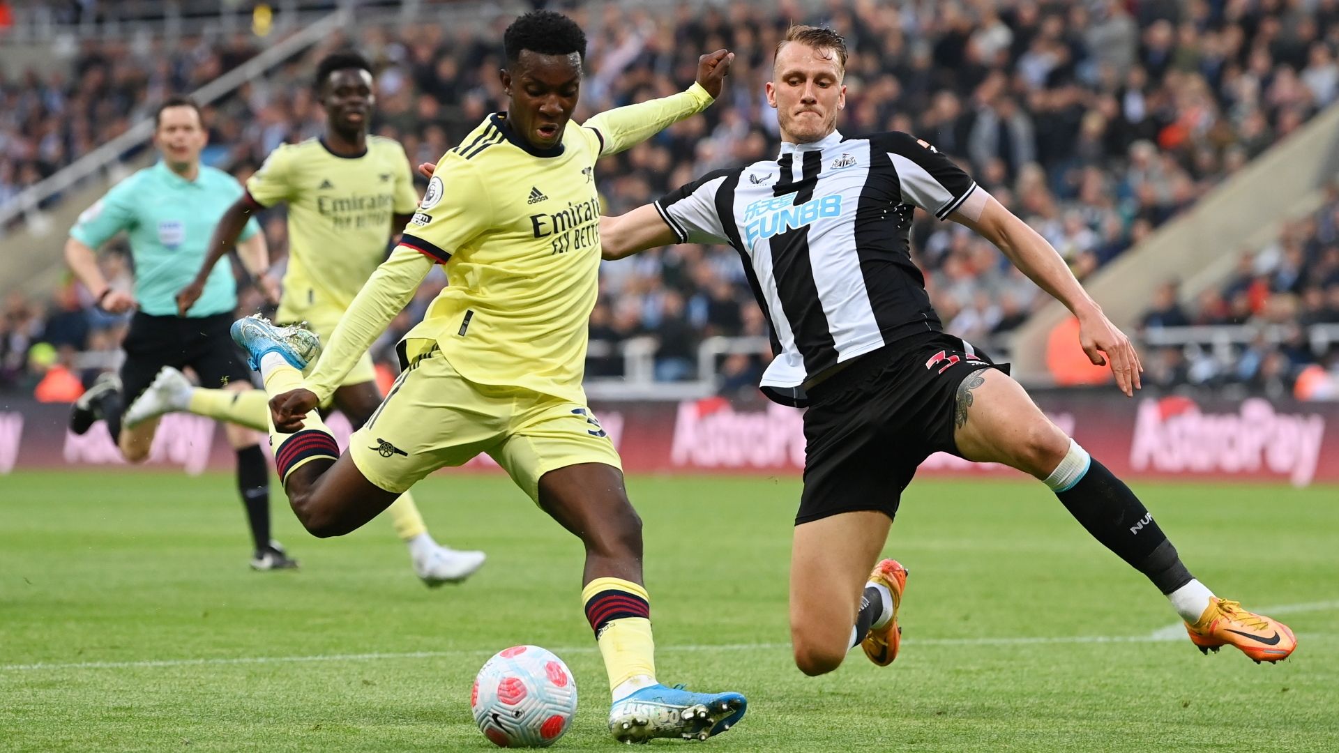 Eddie Nketiah, Dan Burn, Newcastle vs Arsenal 2021-22