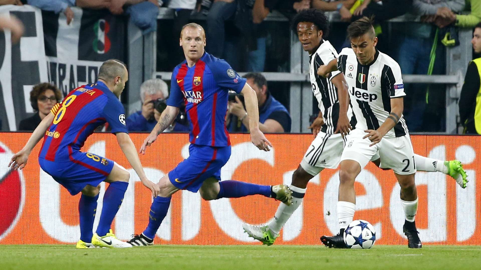 Paulo Dybala Andres Iniesta Juventus Barcelona