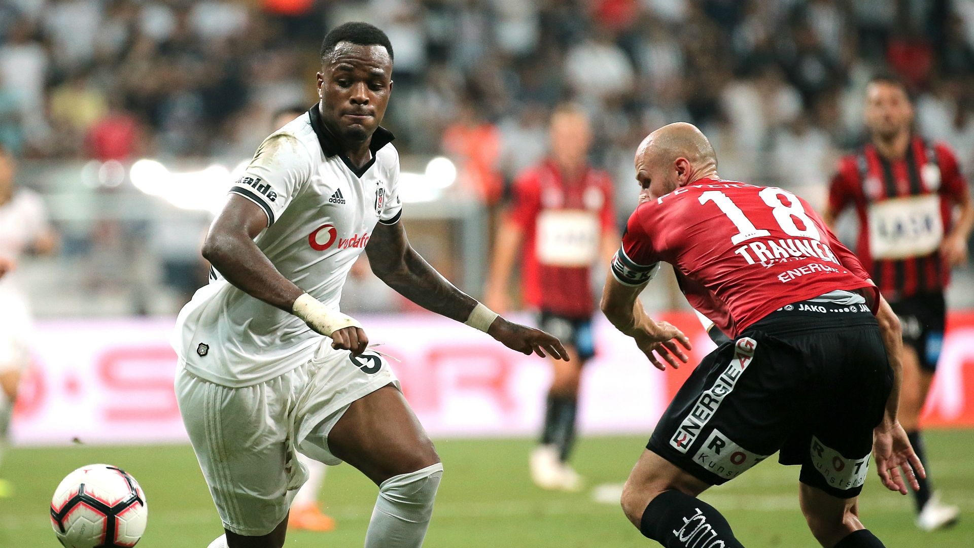 Cyle Larin Besiktas LASK Linz 08092018