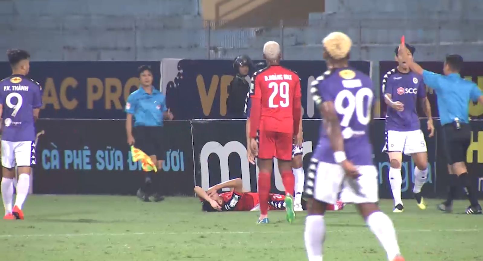 Trọng tài rút nhầm thẻ V.League 2018