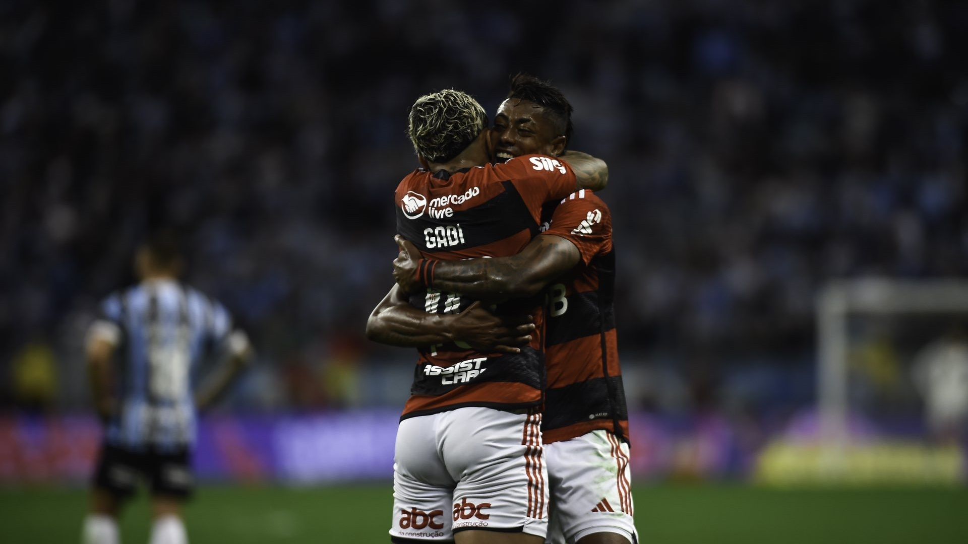Gabigol e Bruno Henrique comemoram gol do Flamengo contra o Grêmio, Copa do Brasil 2023
