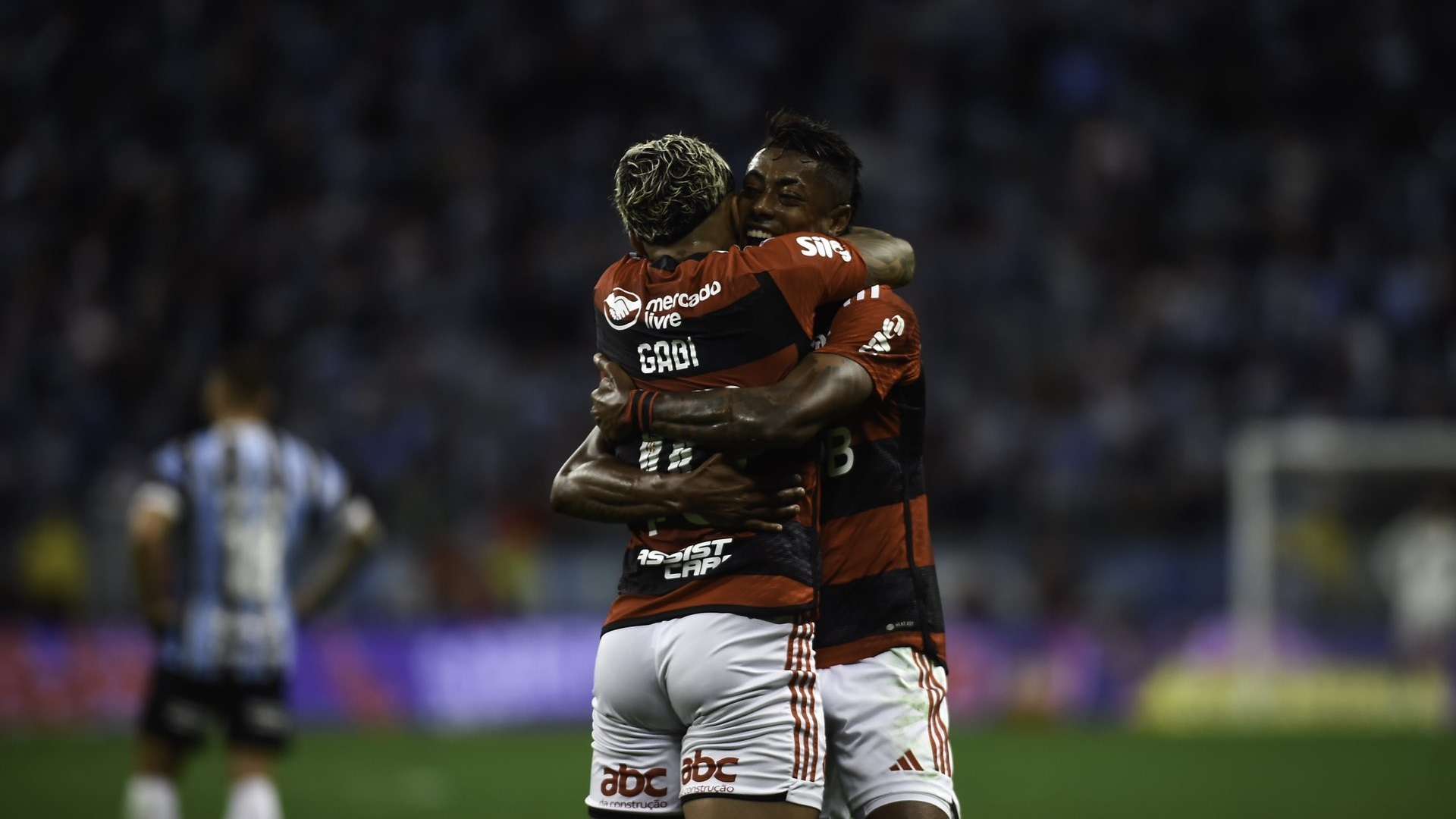 Gabigol e Bruno Henrique comemoram gol do Flamengo contra o Grêmio, Copa do Brasil 2023