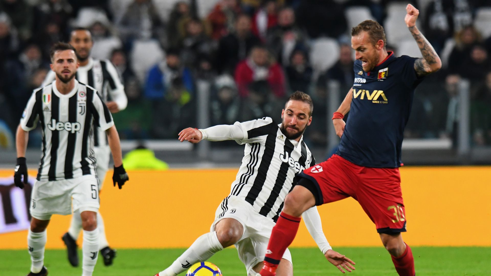 Gonzalo Higuain Luca Rigoni Juventus Genoa