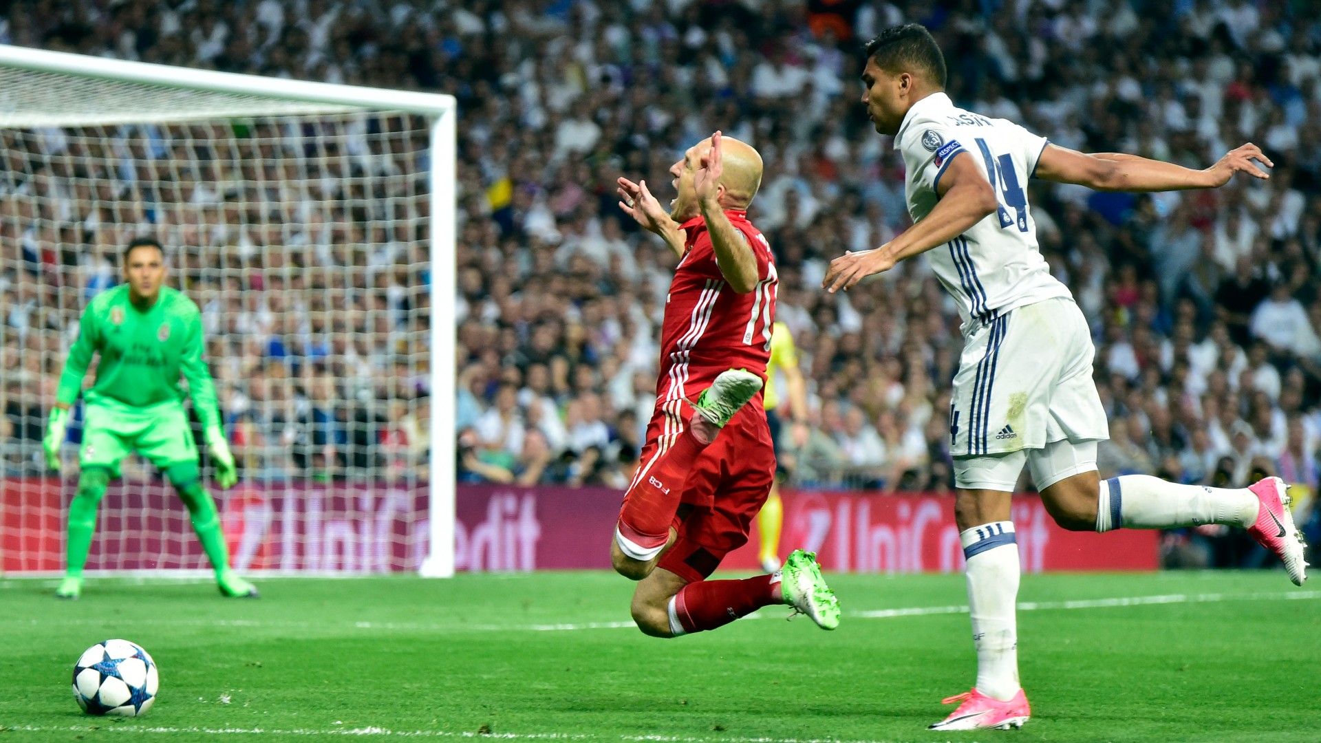 ARJEN ROBBEN BAYERN MÜNCHEN CASEMIRO REAL MADRID 