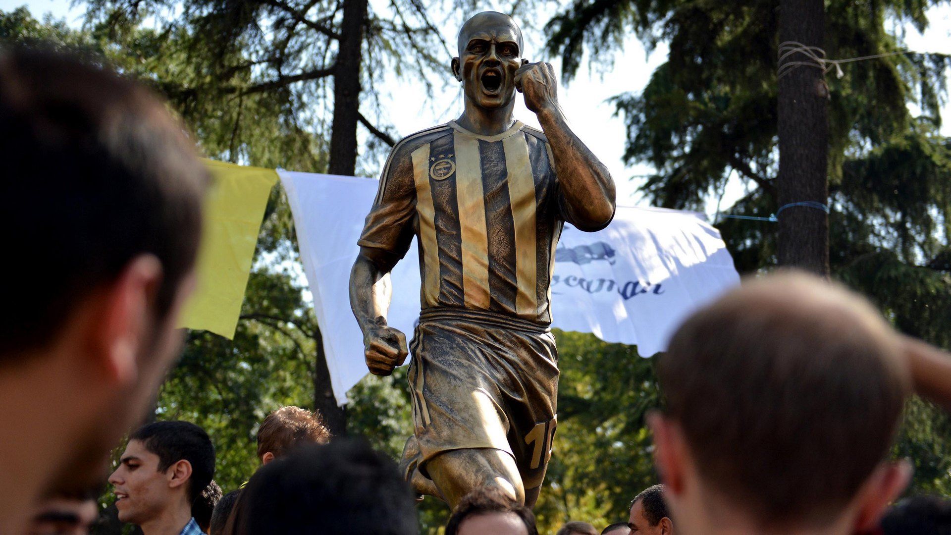 Alex de Souza statue