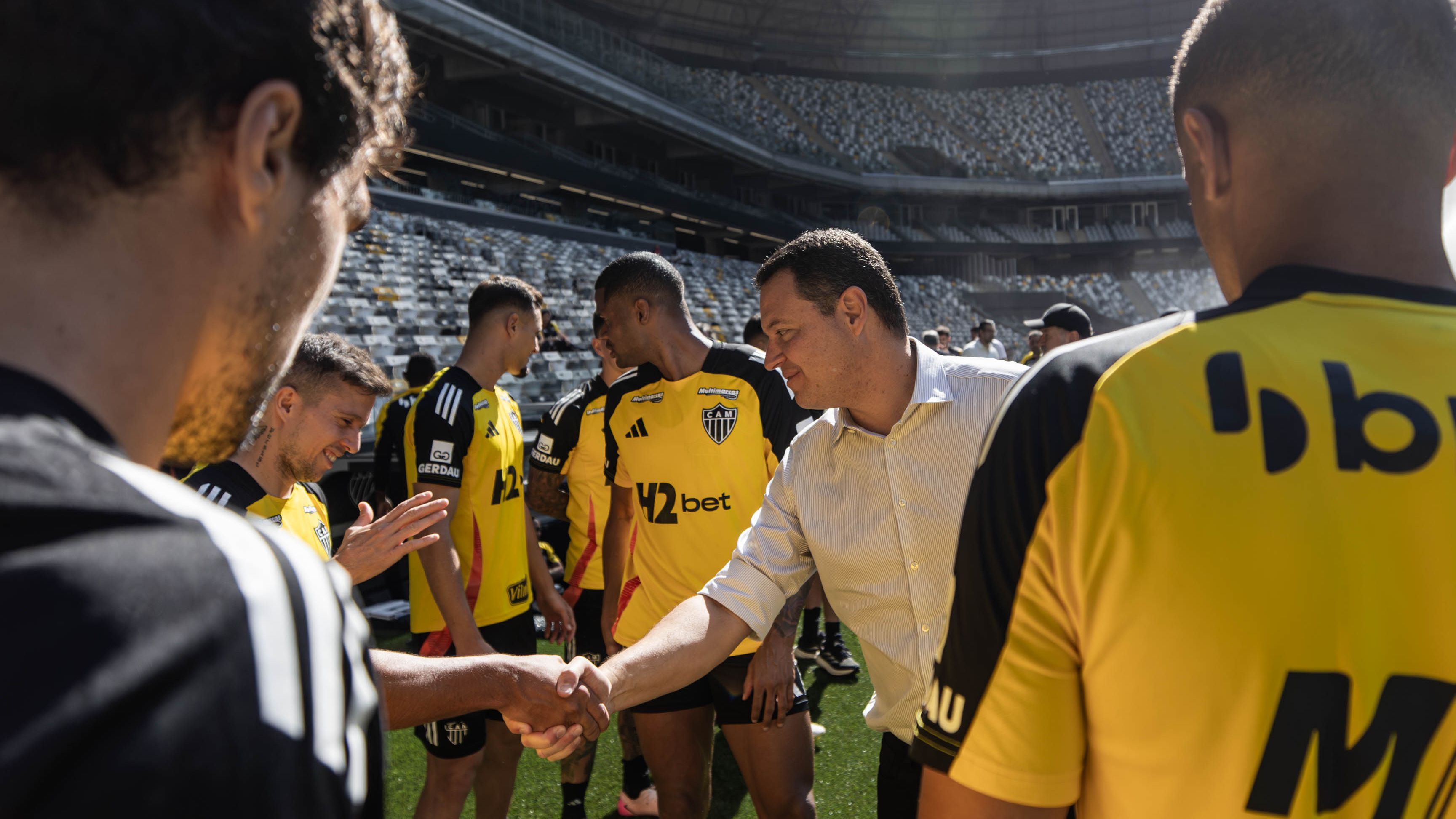 Elenco do Atlético-MG e Rafael Menin, acionista do clube