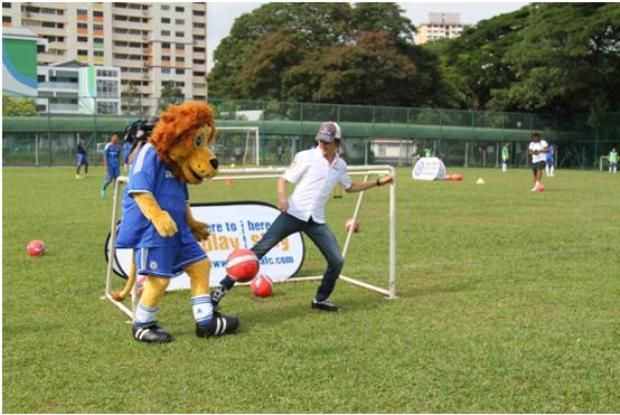 Sauber F1 Team driver Esteban Gutiérrez and Stamford the Lion from Chelsea FC face off on the football field ahead of the Singapore Grand Prix.