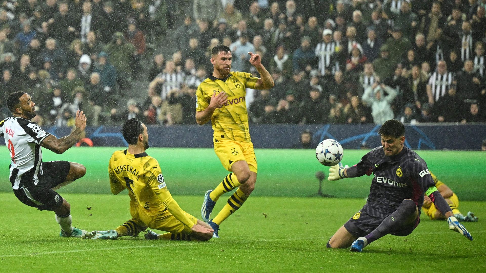 GREGOR KOBEL BORUSSIA DORTMUND