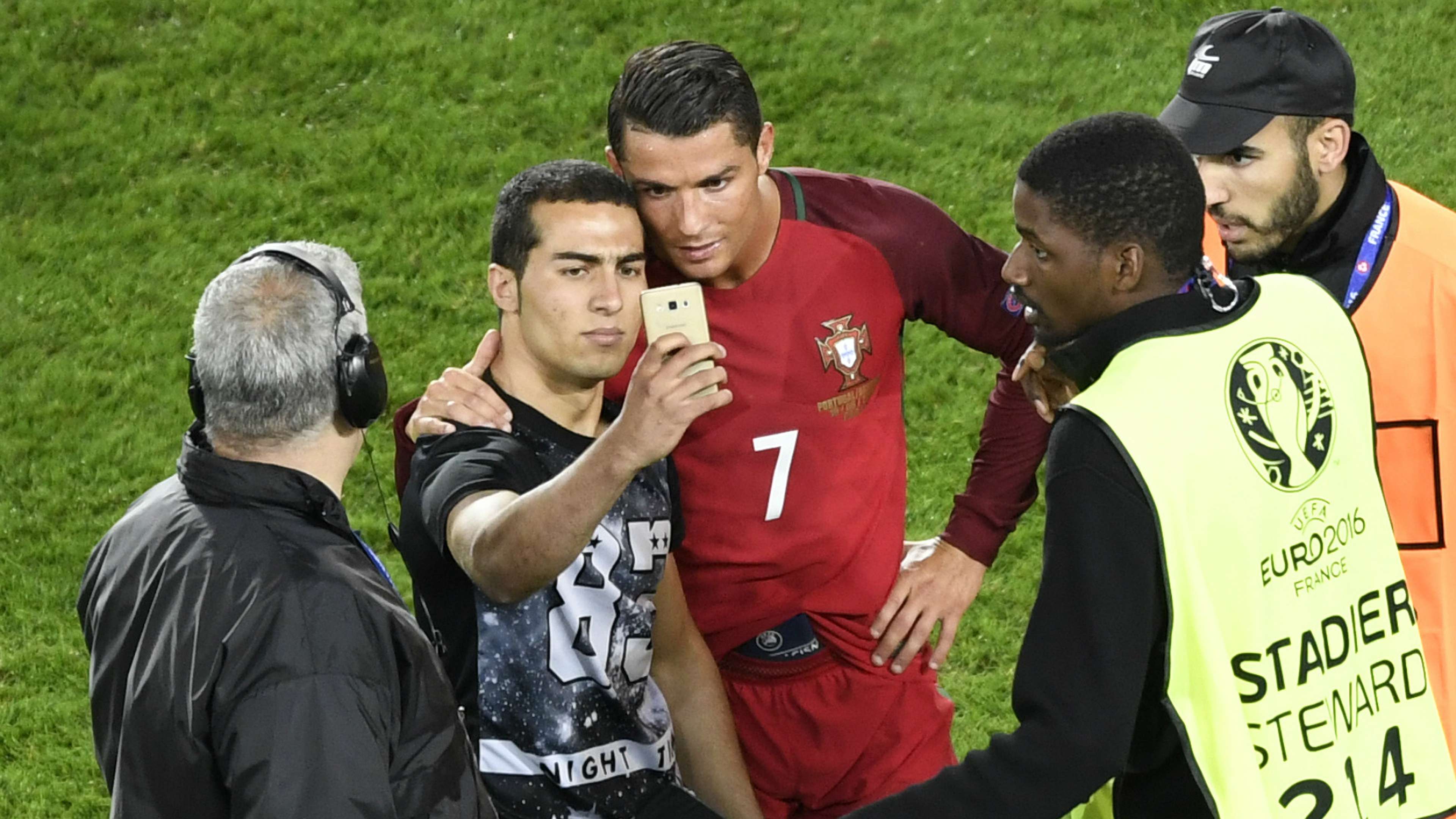 Cristiano Ronaldo Fan Selfie Portugal Austria 18062016