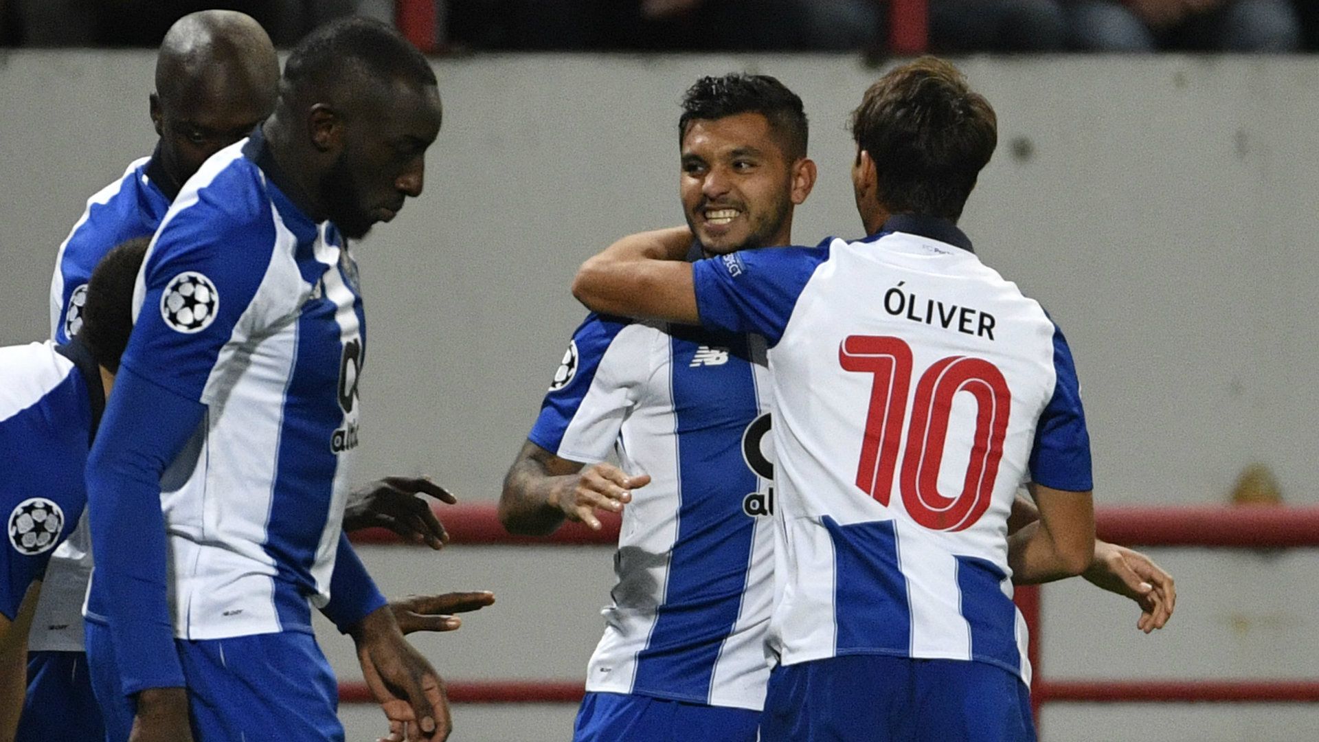 Tecatito Corona Porto 241018