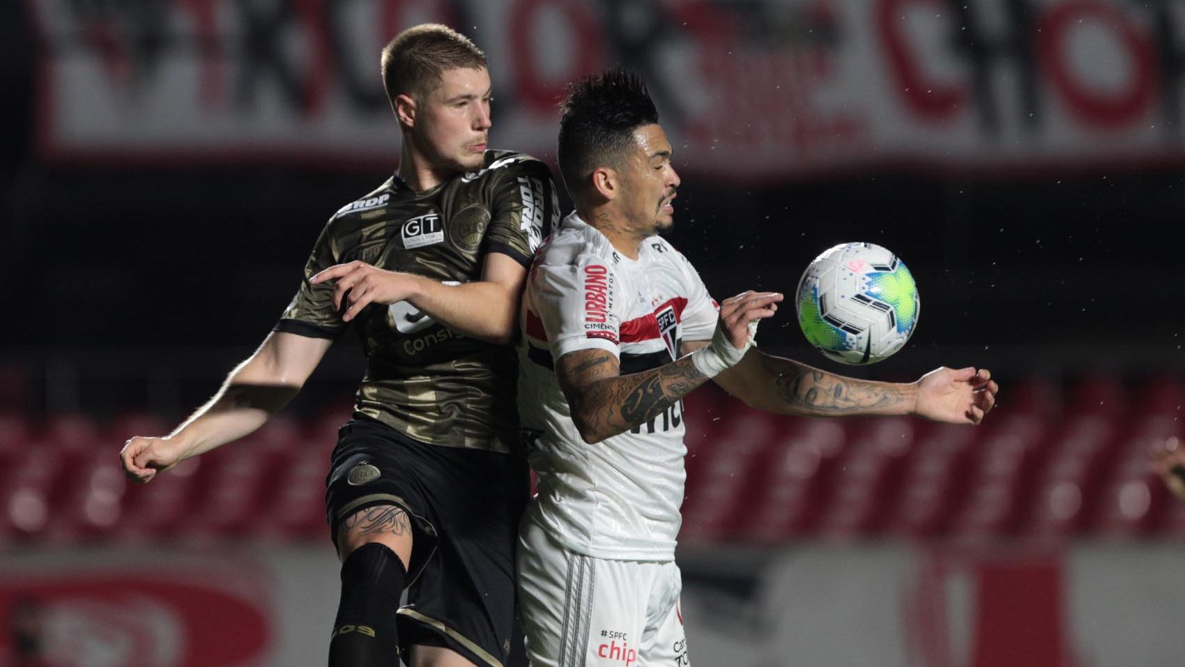 Luciano disputa bola em São Paulo x Coritiba