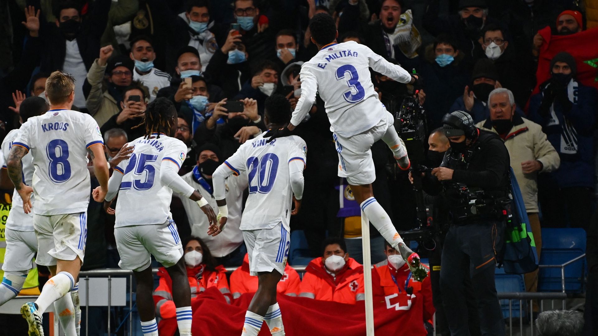 Los jugadores del Real Madrid celebran un gol ante el Sevilla