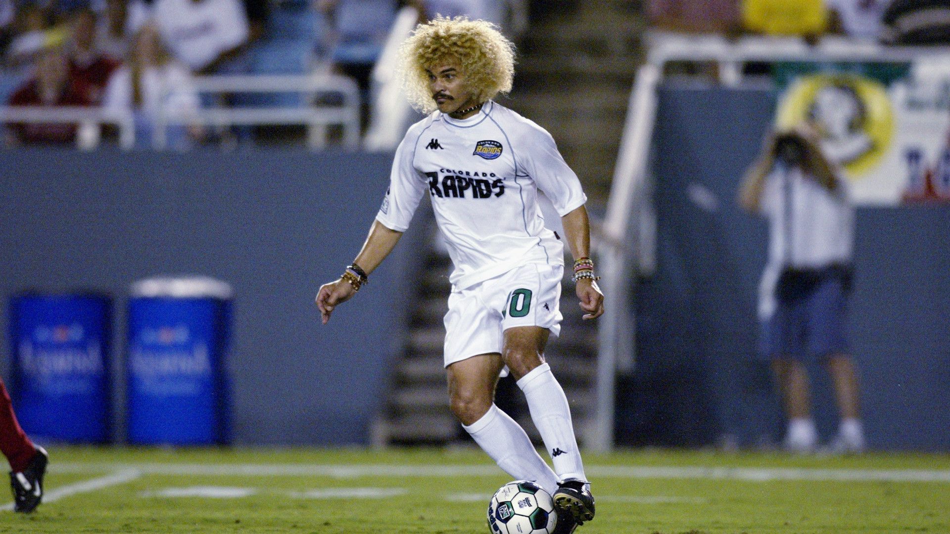 Carlos Valderrama disputó 185 compromisos en la MLS vistiendo las camisetas de Tampa Bay Miami Fusión y Colorado Rapids anotó un total de 17 goles y dio 114 asistencias
