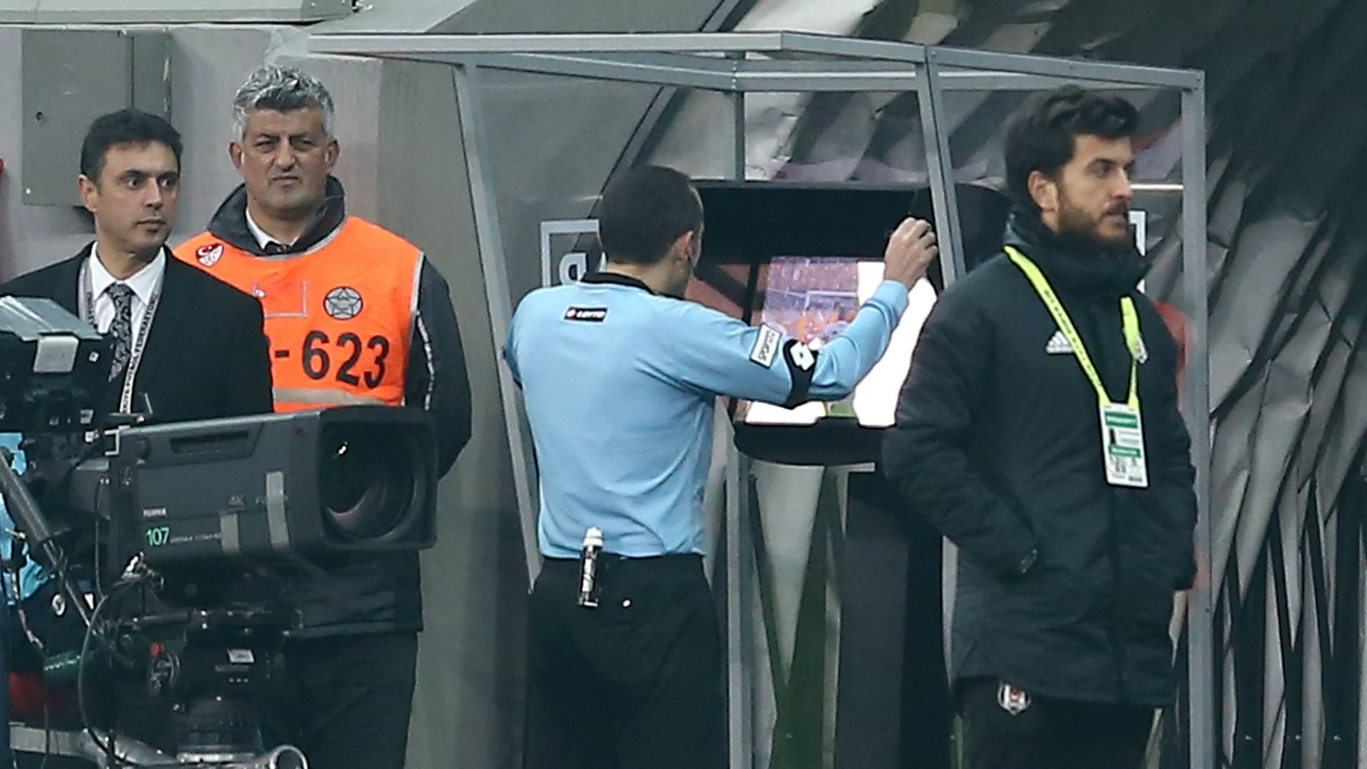 Cuneyt Cakir VAR Besiktas Galatasaray 12022018