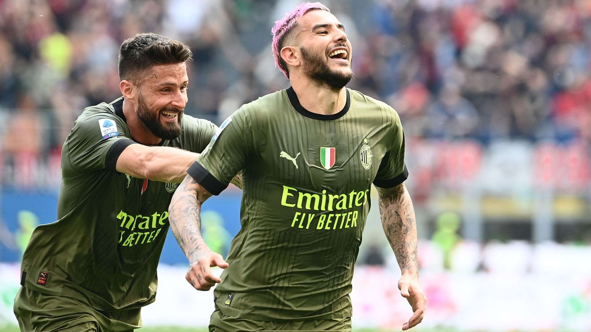 AC Milan's French defender Theo Hernandez (R) celebrates with AC Milan's French forward Olivier Giroud