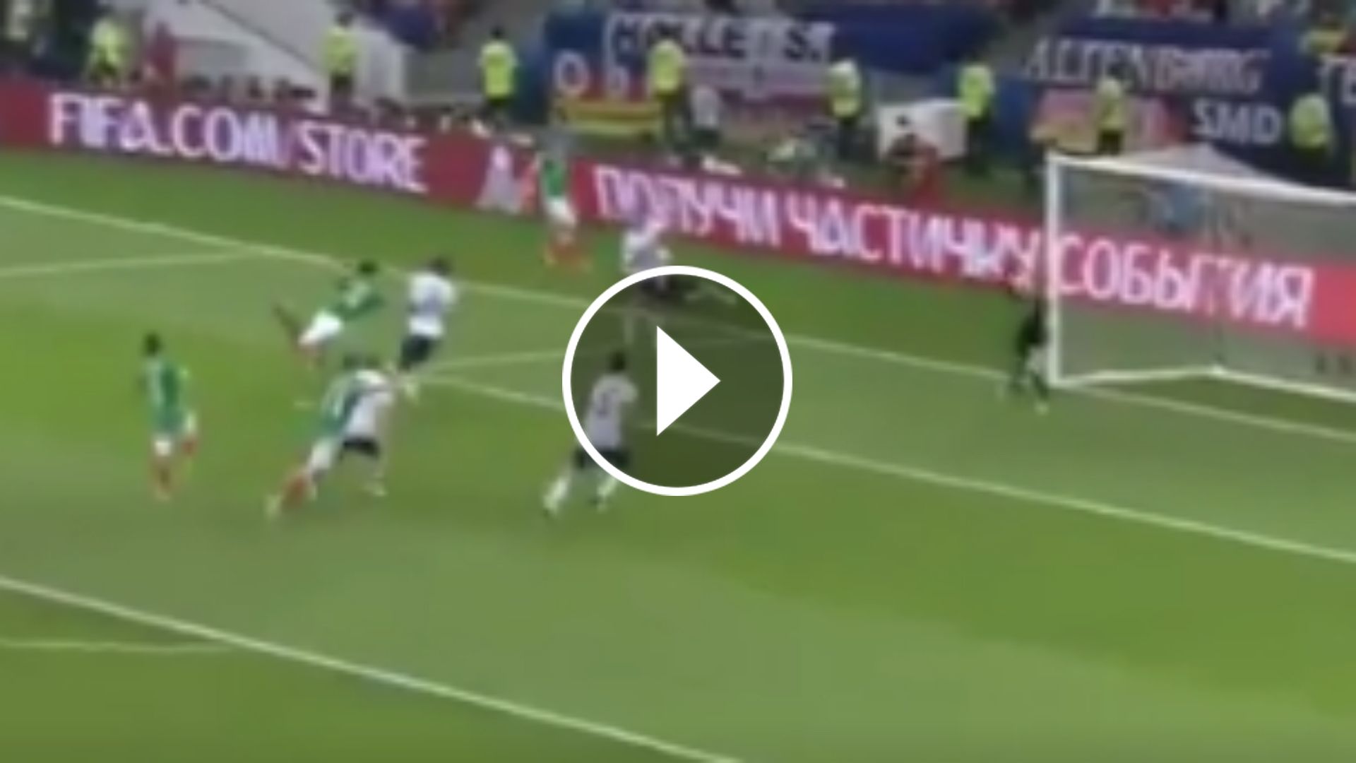 Raúl Jiménez travesaño