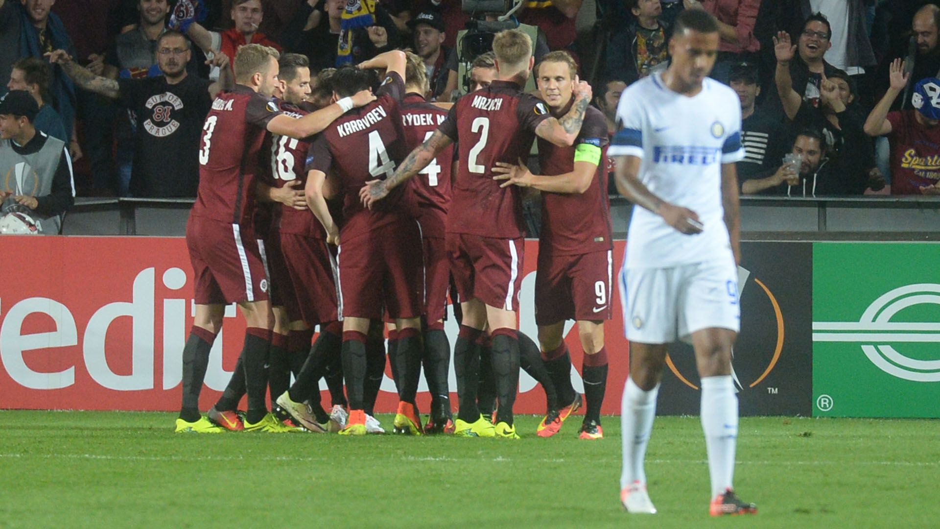 Sparta Praha celebrating vs Inter