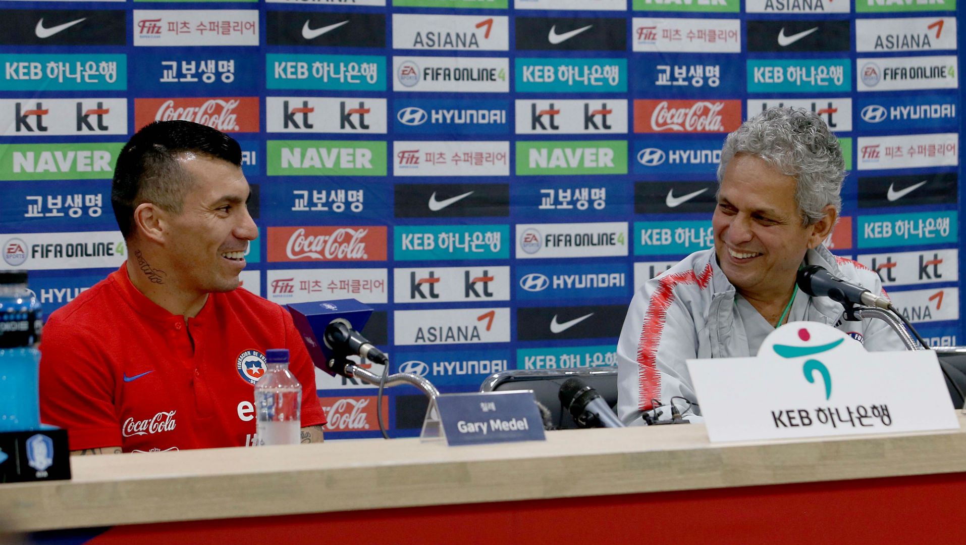 100918 Chile Reinaldo Rueda Gary Medel