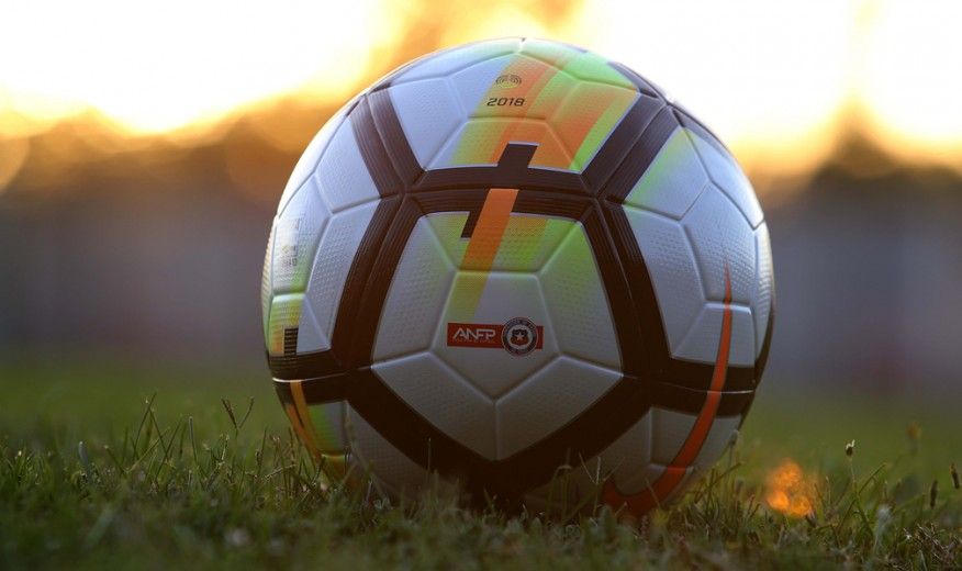 Balón fútbol chileno