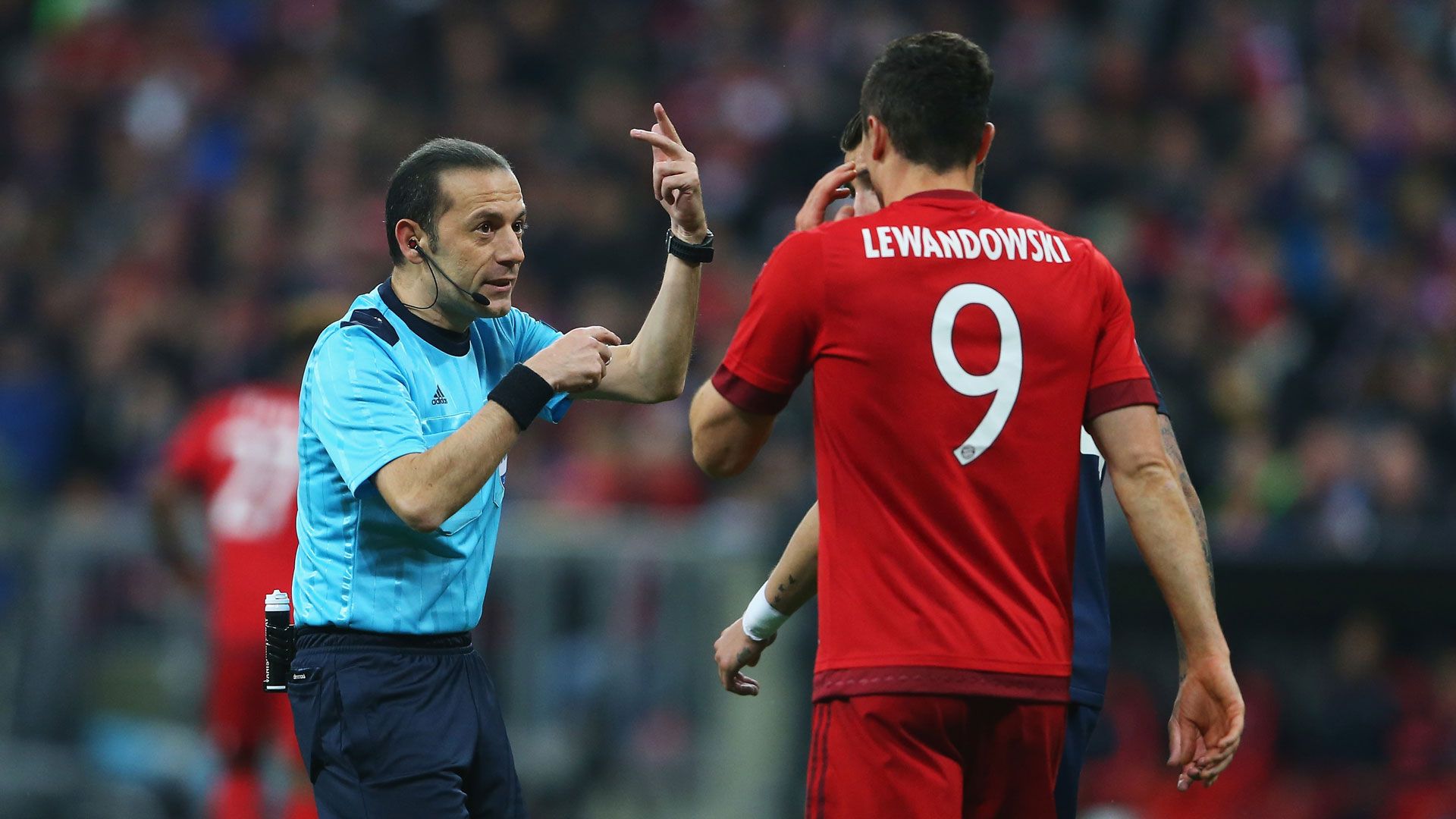 Robert Lewandowski with Referee Cakir FC Bayern München Champions League against Atletico Madrid 03052016