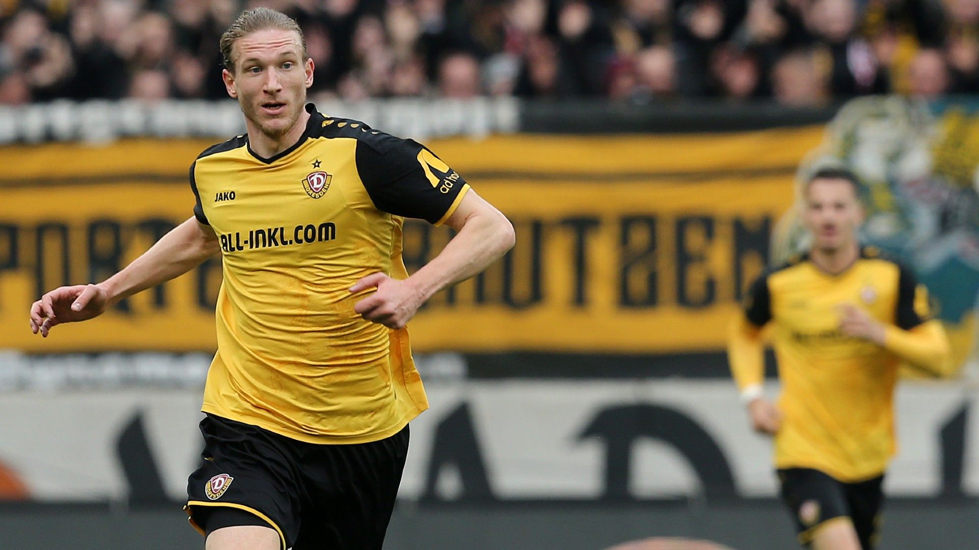  Vinko Sapina of Dresden runs with the ball 