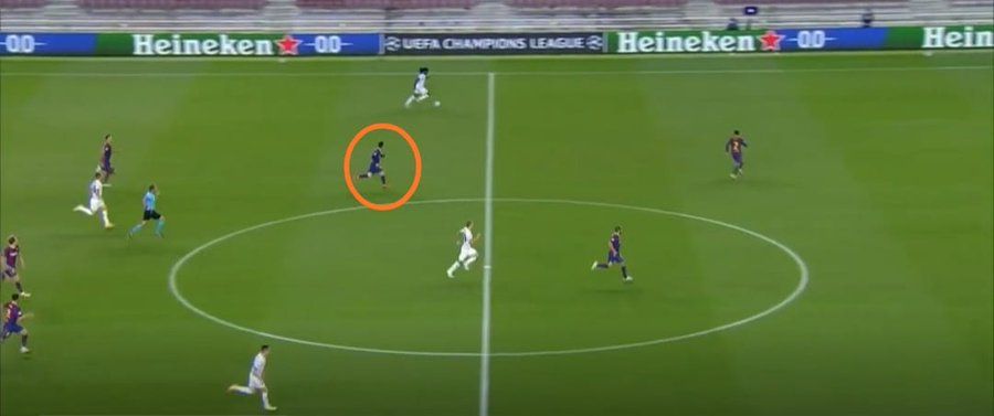 Messi defendiendo córner