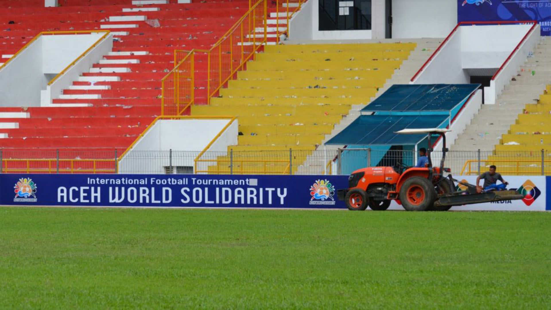 Pemulihan rumput lapangan stadion Harapan Bangsa Aceh