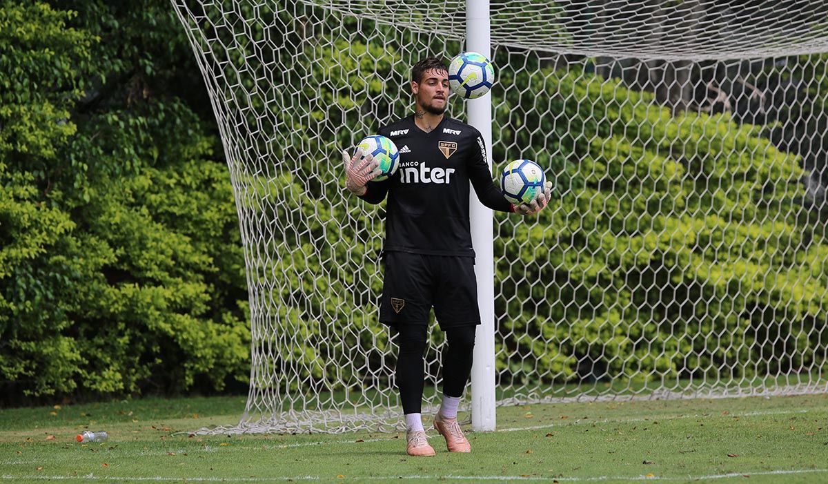 Goleiro Jean treina no São Paulo