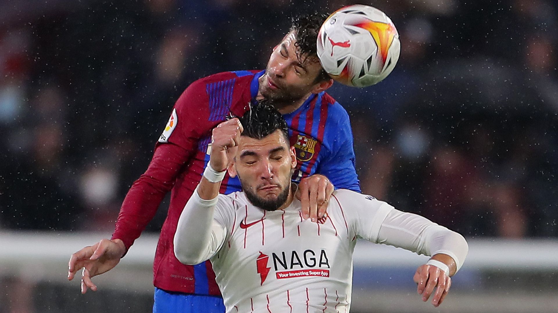 GERARD PIQUE BARCELONA RAFA MIR SEVILLA LALIGA 21122021