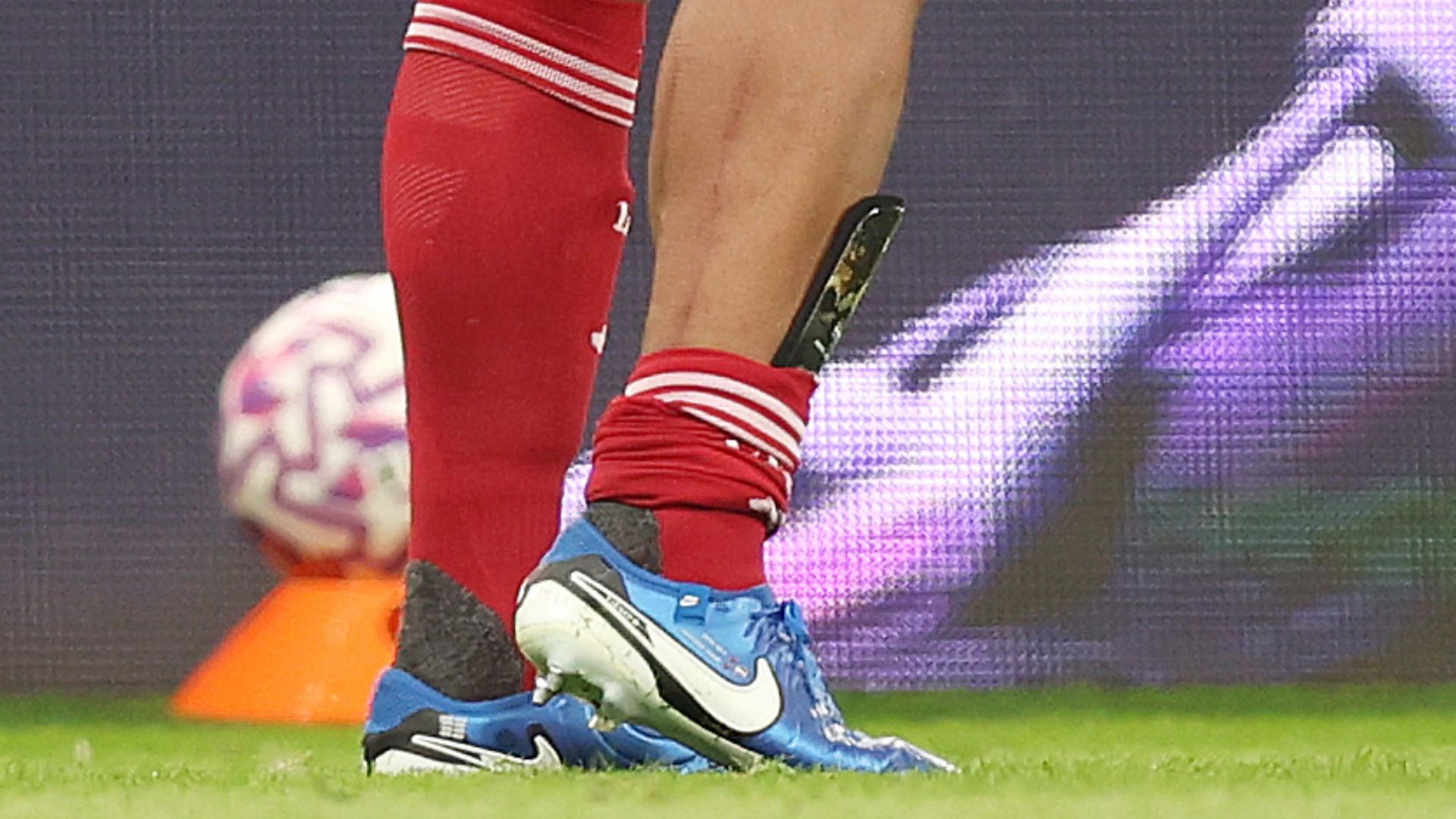 Virgil van Dijk Anthony Gordon tackle Liverpool Newcastle 2025-26