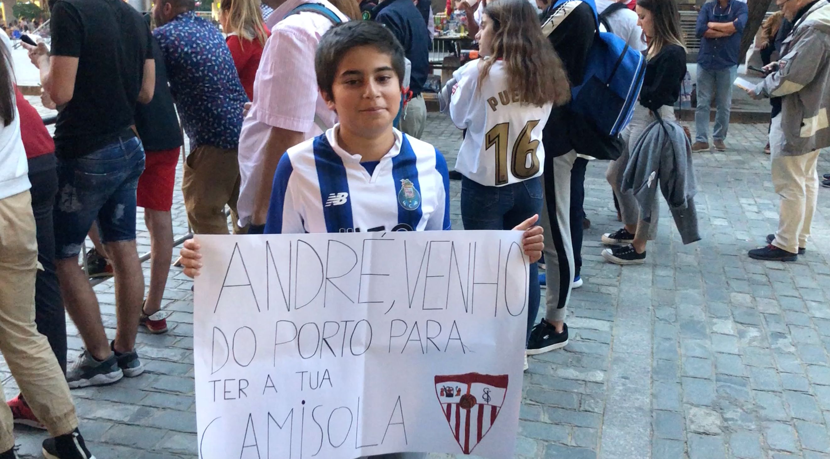 Aficionado pancarta Andre Silva