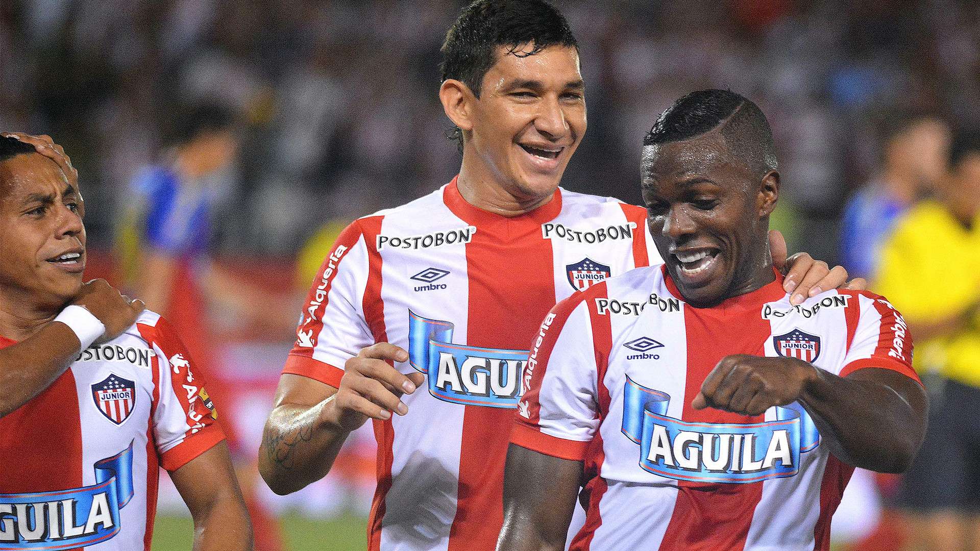 Édison Toloza y Roberto Ovelar celebran el gol del Junior de Barranquilla.