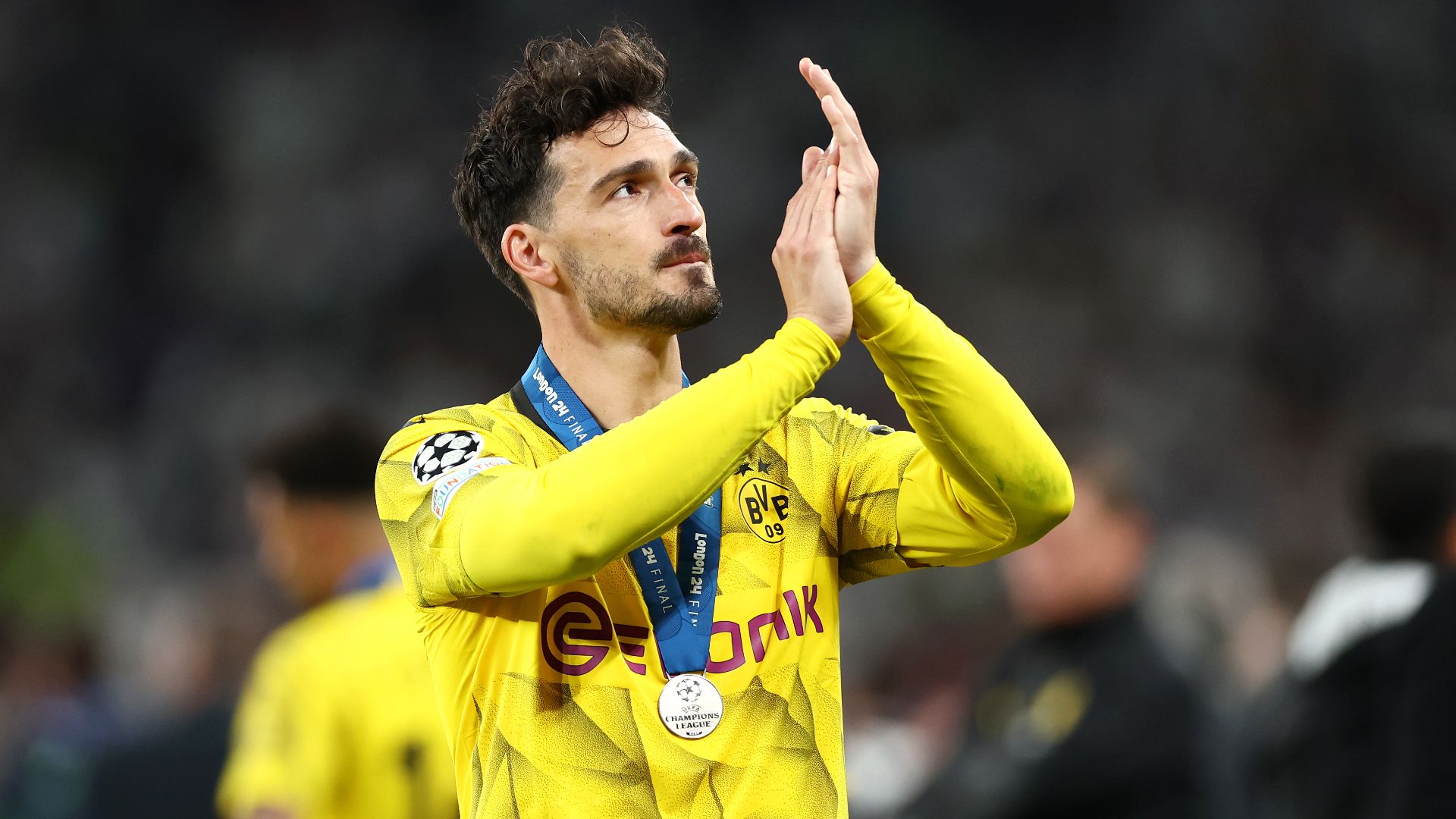 マッツ・フンメルス直筆サイン入り超大型写真…元ドイツ代表サッカー選手… マッツ・フンメルス直筆サイン入り超大型写真…元ドイツ代表