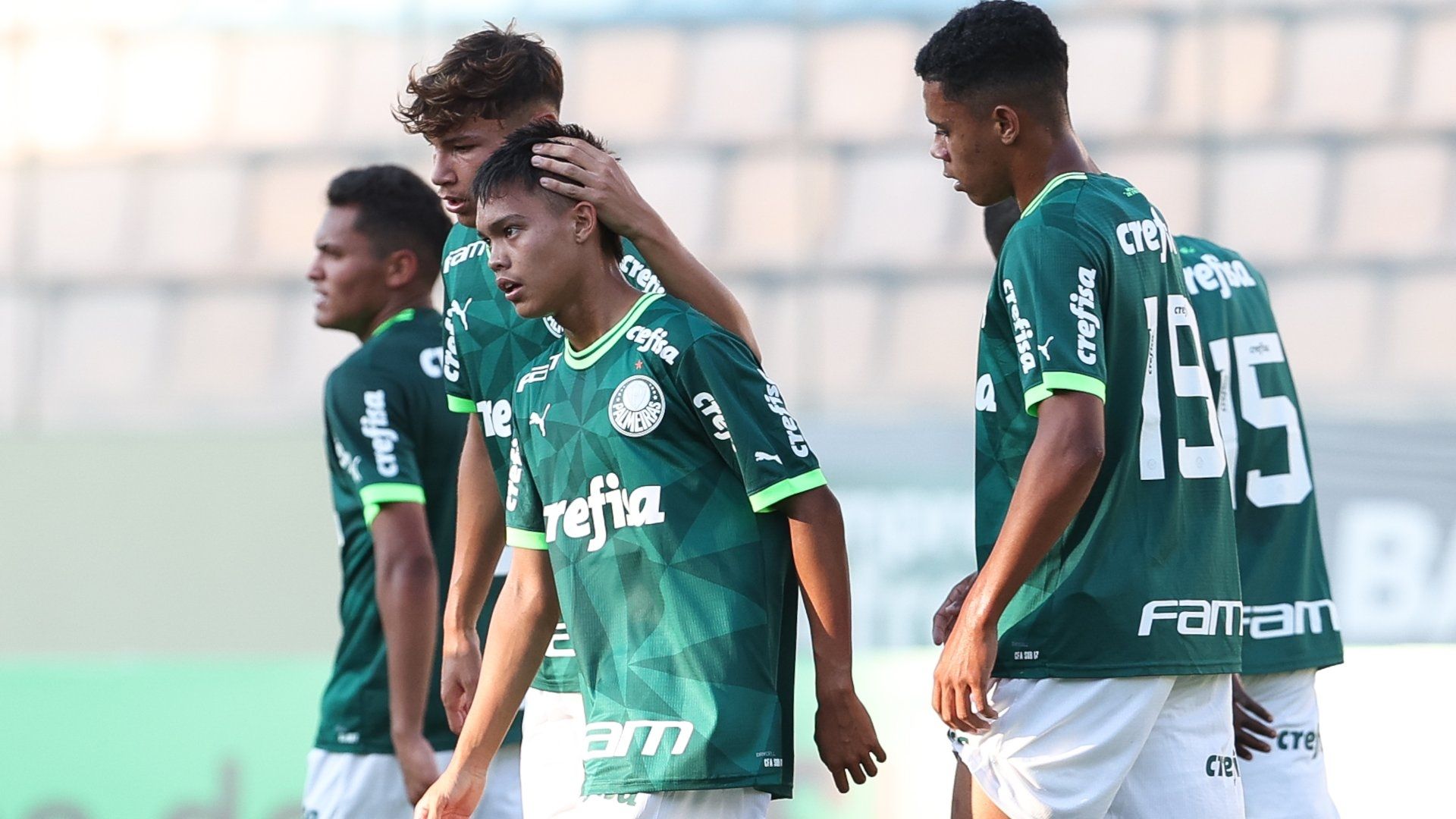 Jogadores do Palmeiras sub-17 comemoram gol na Copa do Brasil sub-17 2023