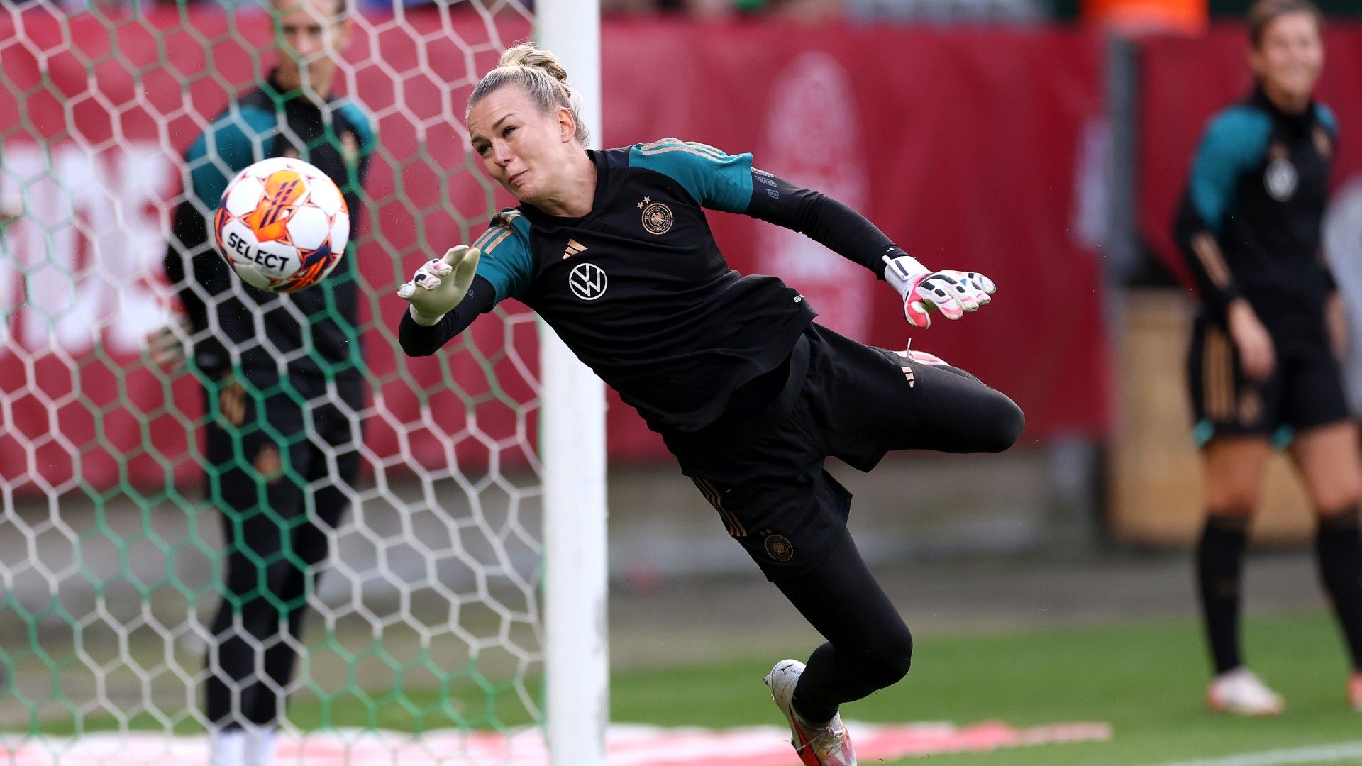 Merle Frohms of Germany warms up