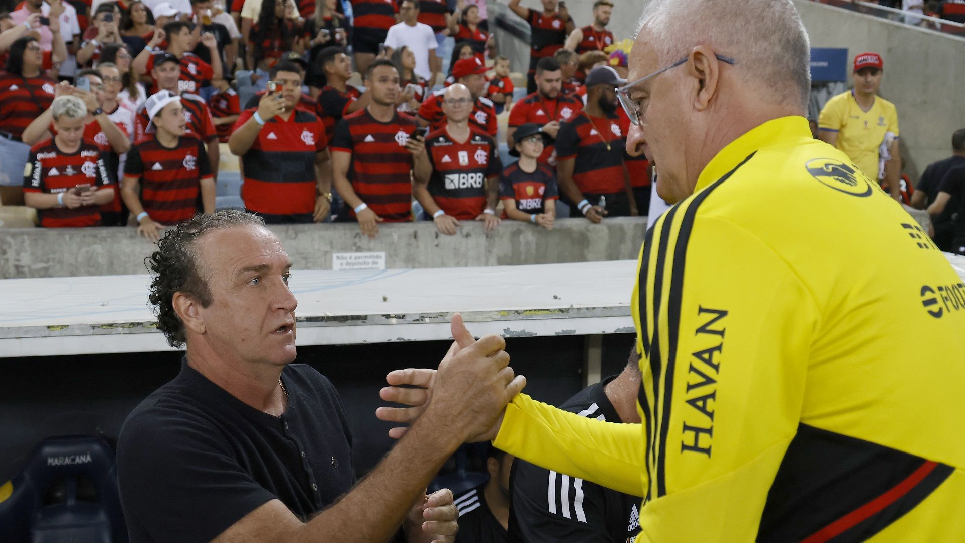 Cuca e Dorival Júnior se cumprimentam antes de um Flamengo x Atlético-MG em 2022