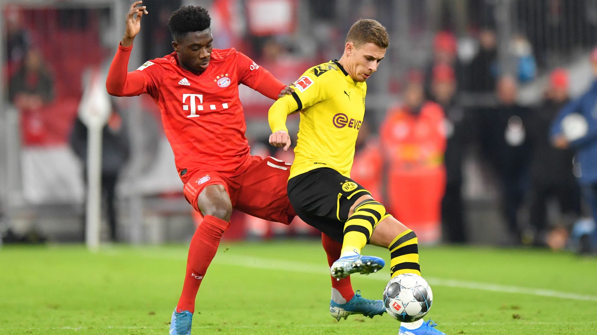ALPHONSO DAVIES BAYERN MÜNCHEN THORGAN HAZARD BORUSSIA DORTMUND BUNDESLIGA 09112019