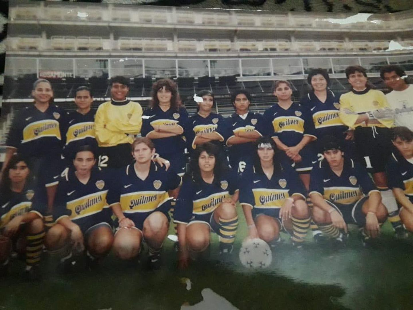 A fines de los 90s se dieron los últimos partidos del femenino de Boca en La Bombonera antes de la era actual.