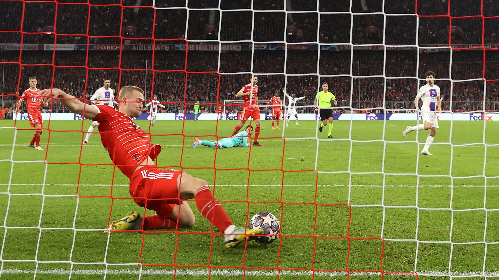 Matthijs de Ligt clearance Bayern Munich PSG Champions League 2022-23