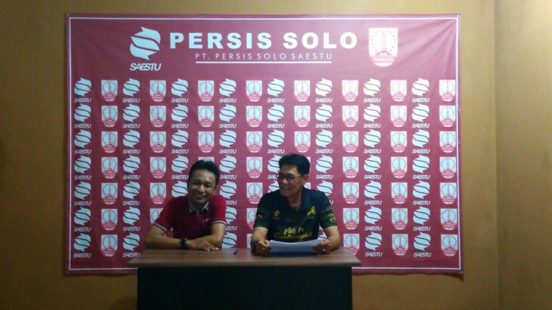 JUMPA PERS Manajer tim Persis Solo, Freddy Muli (kanan) dan Ketua Panpel Persibat Batang, Didik Daryanto