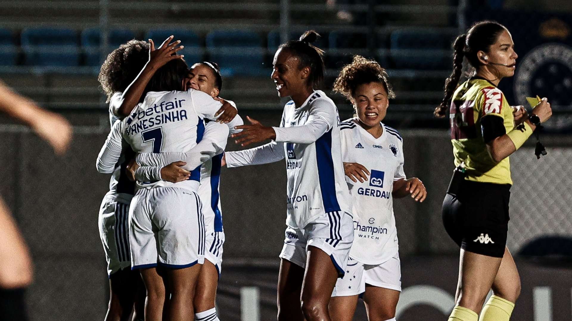 Jogadoras do Cruzeiro feminino comemoram gol no Brasileirão feminino 2023, 21/04/2023