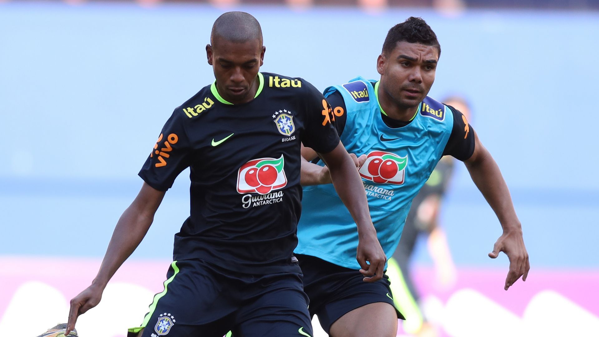 Fernandinho Casemiro Brazil Selecao treino 03092017