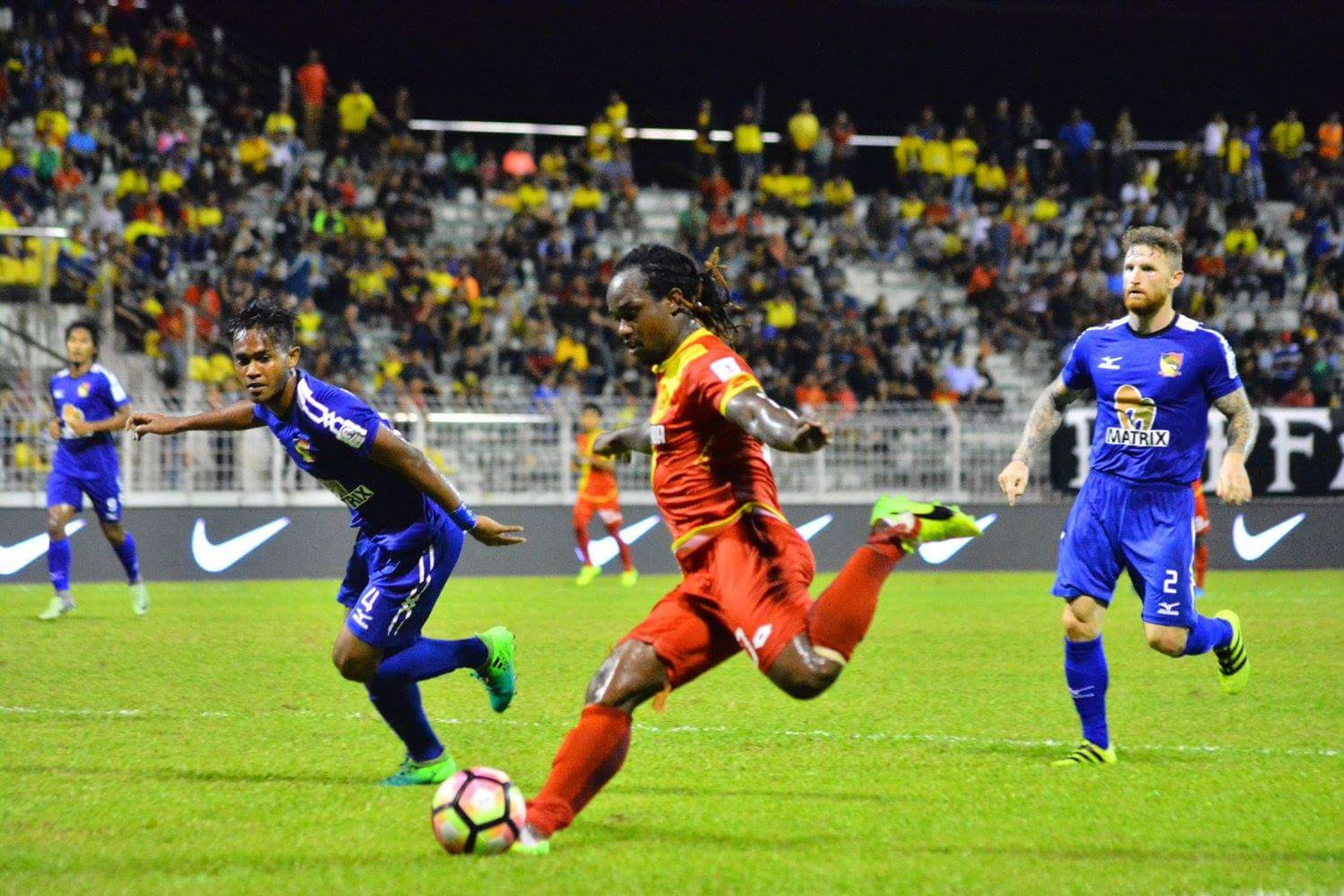 Selangor's Francis Forkey Doe (middle) tries to score against Negeri Sembilan 14/2/2017