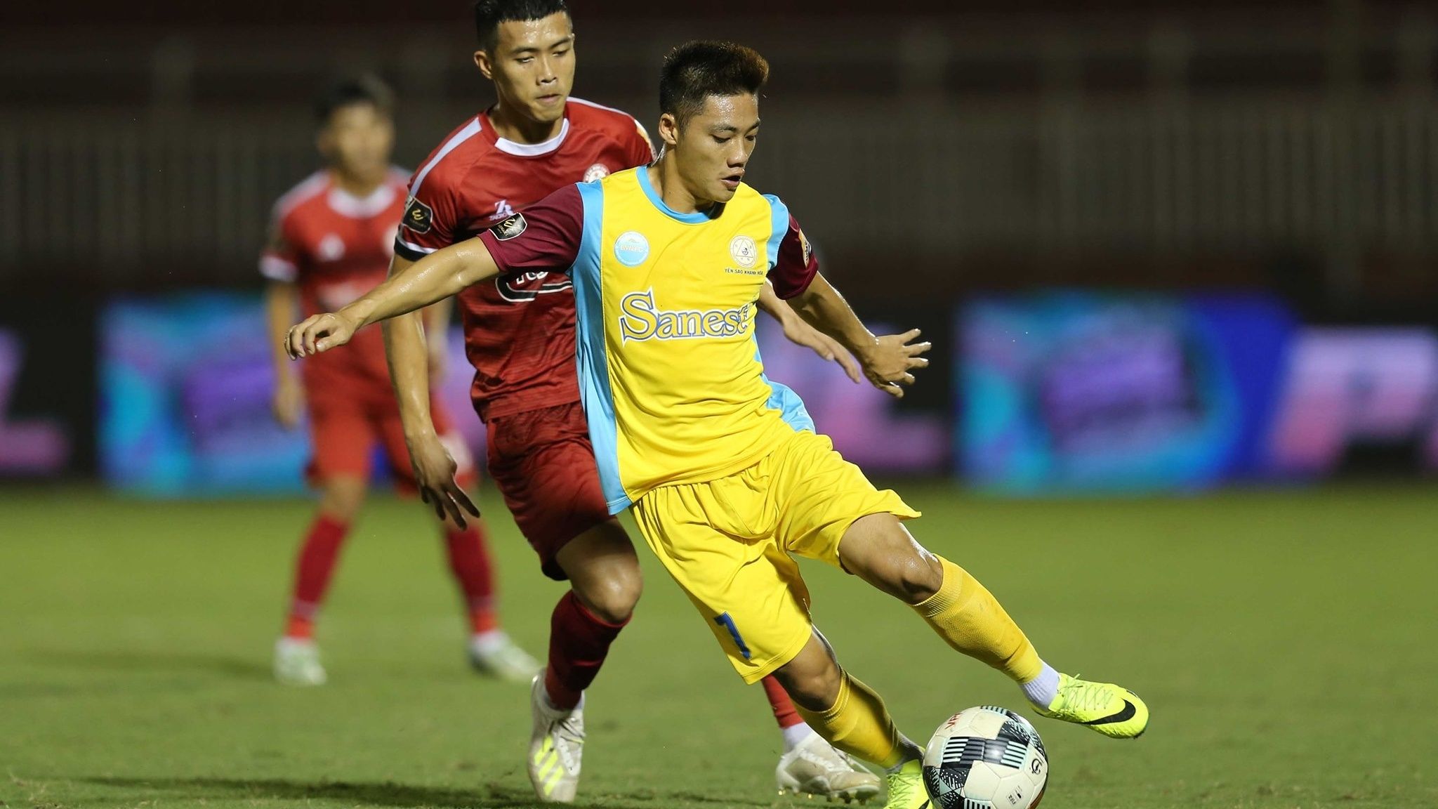 Lam Ti Phong vs Nguyen Cong Thanh Ho Chi Minh City FC vs Sanna Khanh Hoa BVN Round 19 V.League 2019