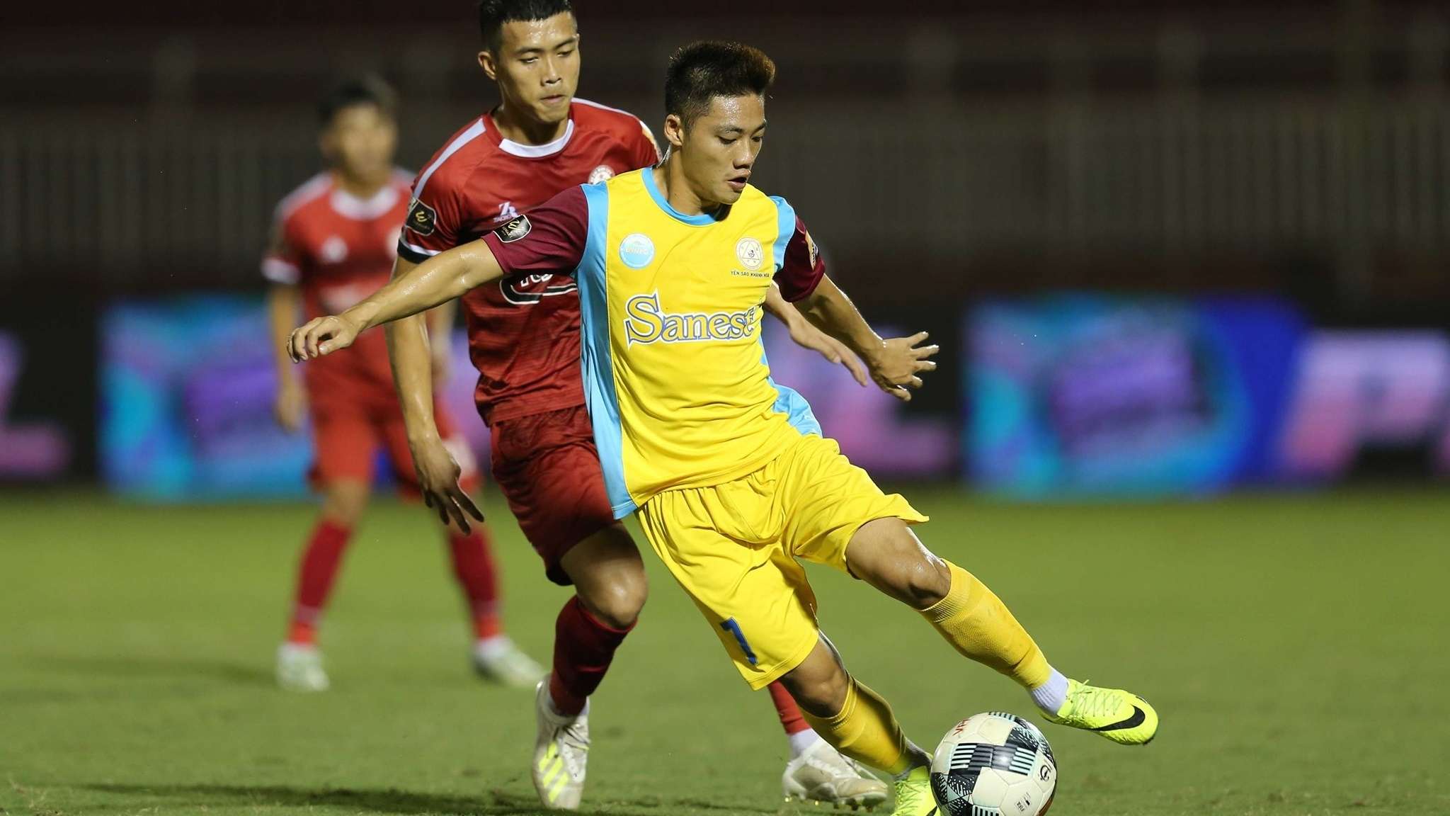 Lam Ti Phong vs Nguyen Cong Thanh Ho Chi Minh City FC vs Sanna Khanh Hoa BVN Round 19 V.League 2019